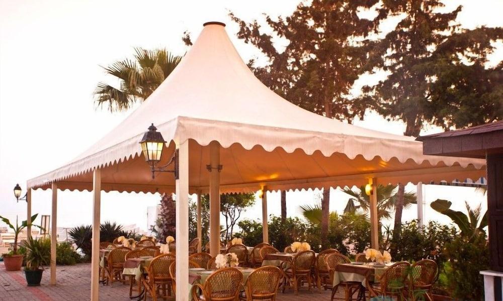 Azak Hotell 3*